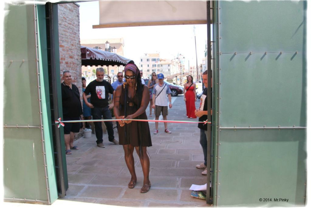 Durga McBroom madrina della mostra all'inaugurazione